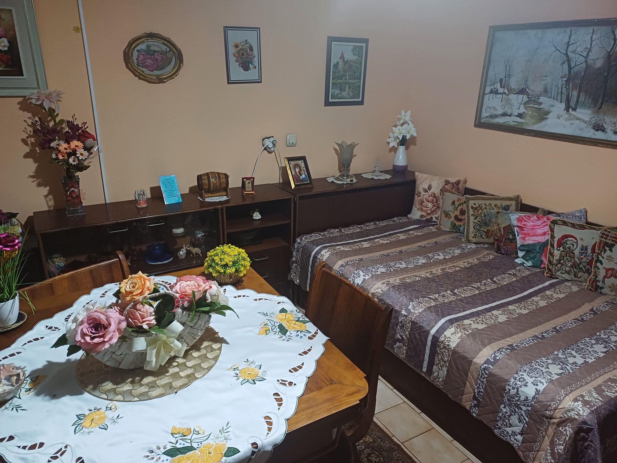 Приста с шкафчета и матрак
