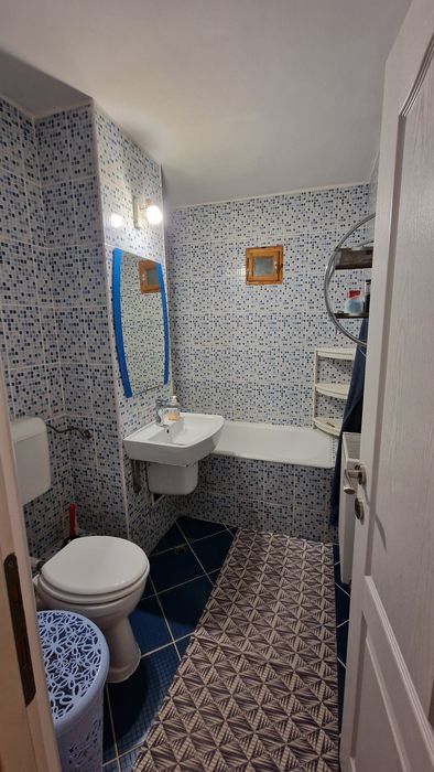 Vând apartament 3 camere  Micro 16 decomandat