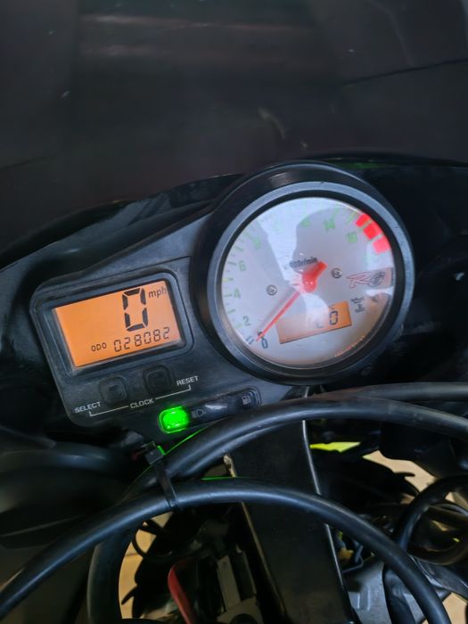 Văd Yamaha r6 carburație An 2001