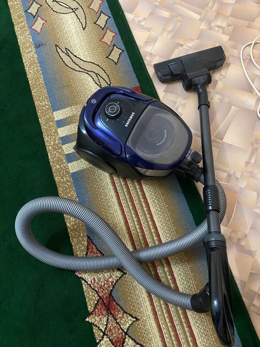 Пылесос марки Самсунг в рабочем состоянии