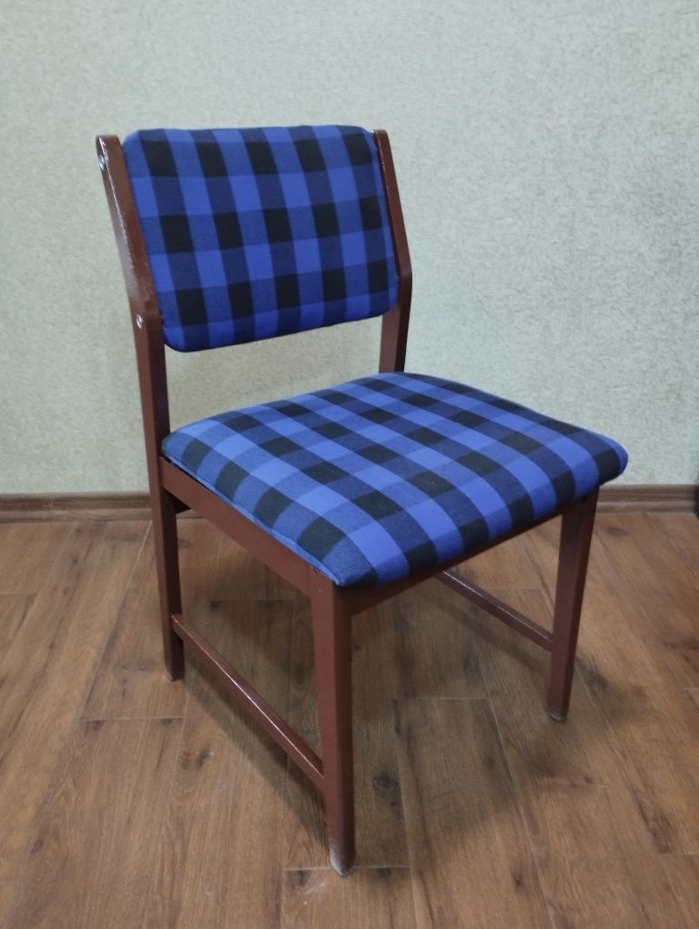 Продаются стулья.