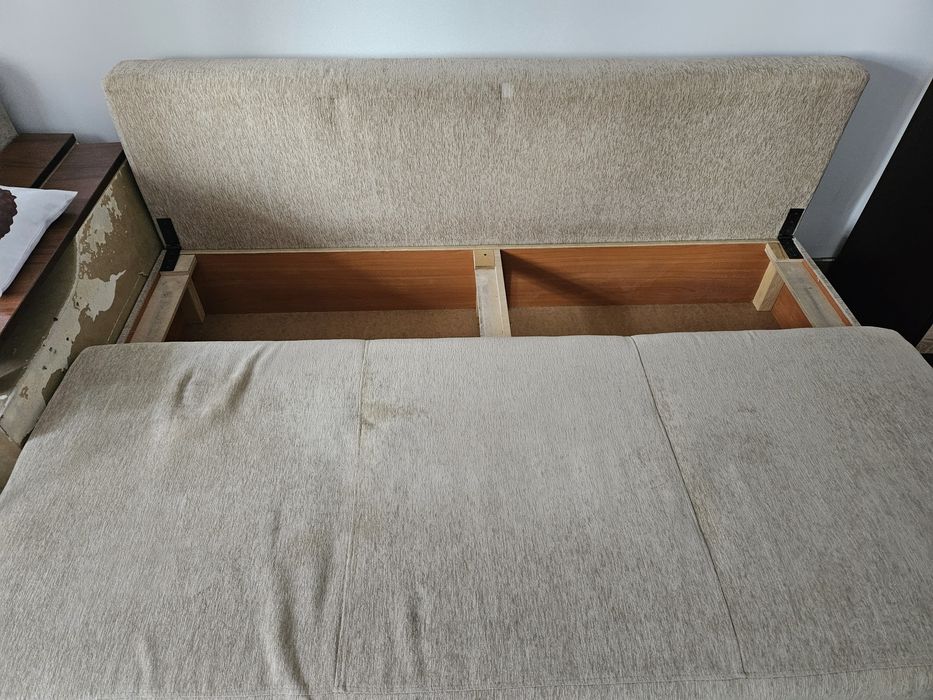 Угловой диван с подушками