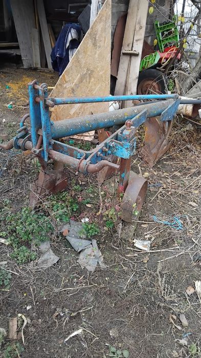 Vând oi semanatoare si un plug