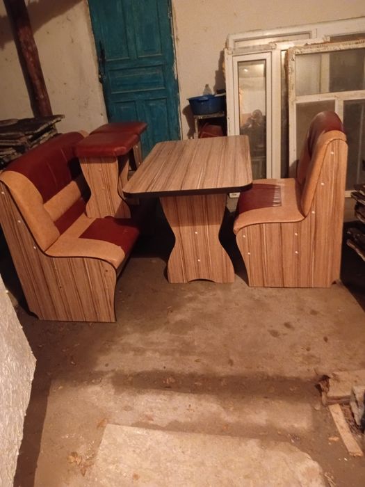 Стол стульяларымен бирге сатылады