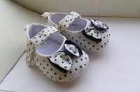 Бебешки обувки 11 и 12 см бели с тъмносини точици
