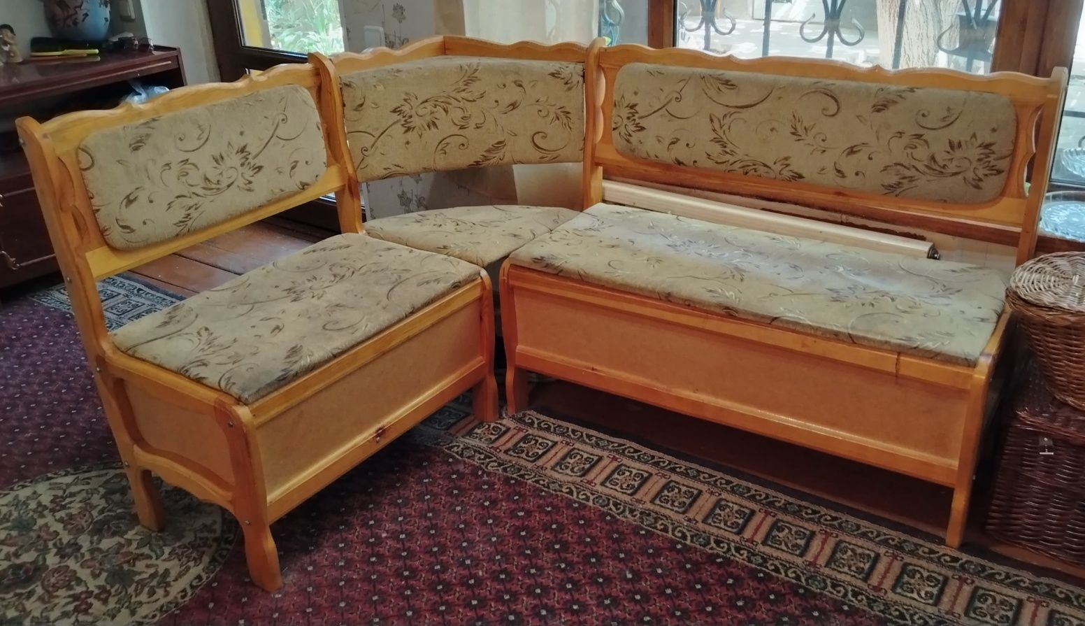 Уголок, диван, стол, 2 табурета, натуральное дерево.