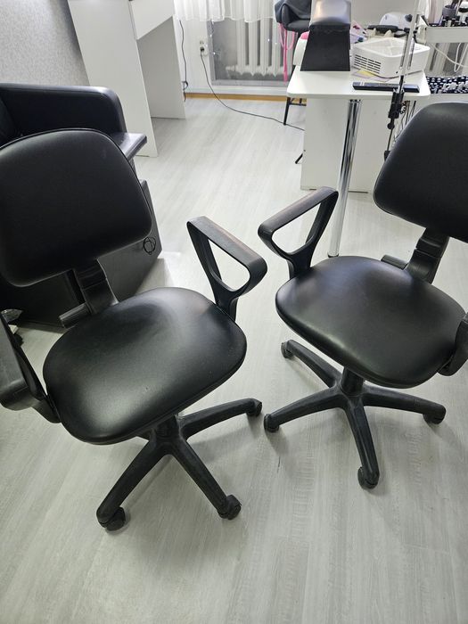 Офисные кресла б/у. По 10000 , состояние хорошее