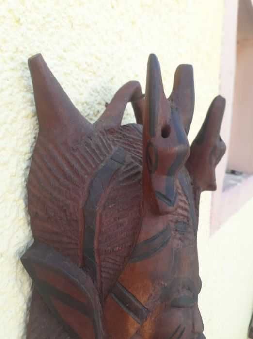 Masca africana din lemn