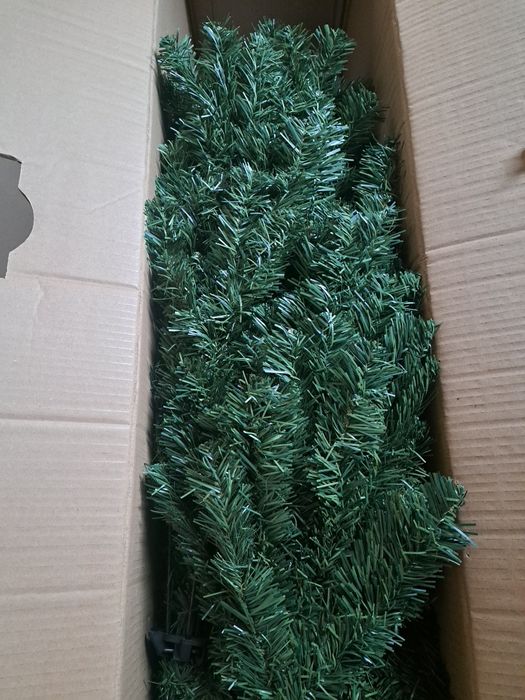 Brad cu aspect natural