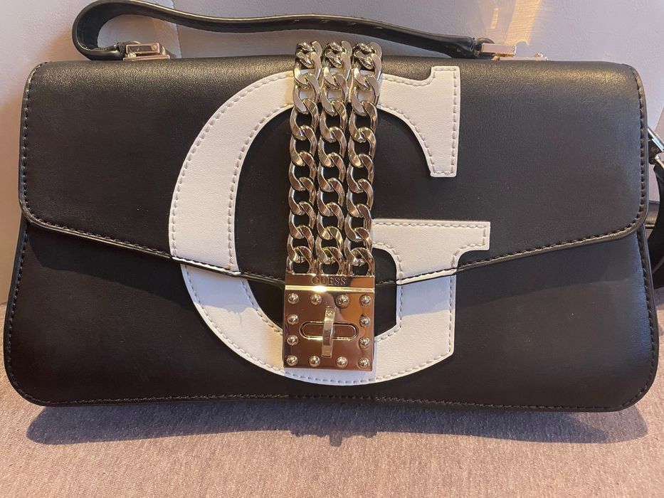 Чанта Guess с регулируема дръжка