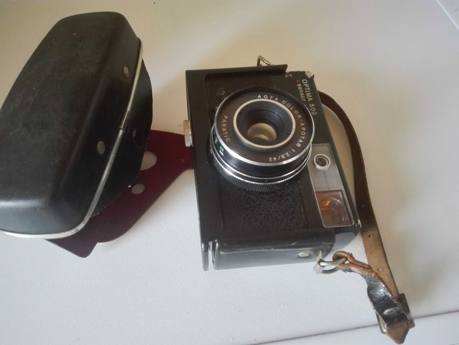 Фотоапарат AGFA , италиянски ролери и ветроупорен фенер.