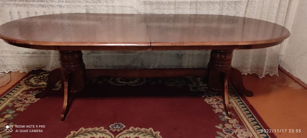 Срочно продам стол в гостинную без стульев.