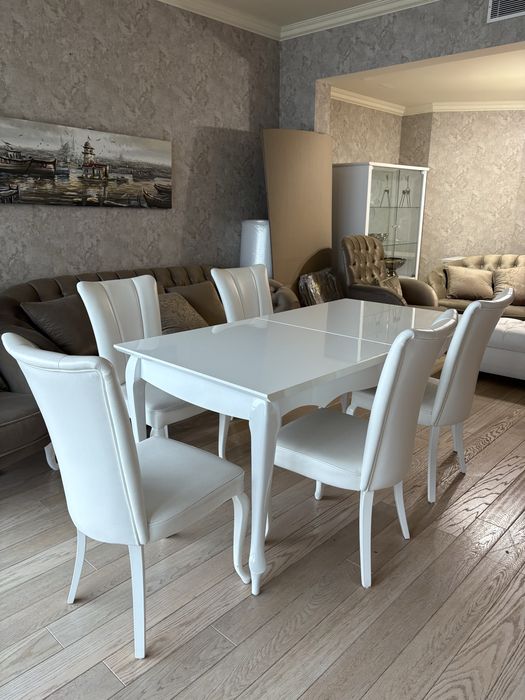 Стол и стулья для гостиной или кухни в отличном состоянии