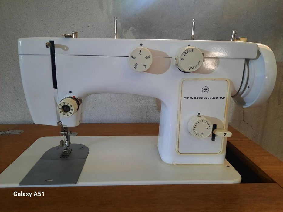 Srochniga tikuv mashinasi sotilyapti arzon narxda kup ishlatilmagan