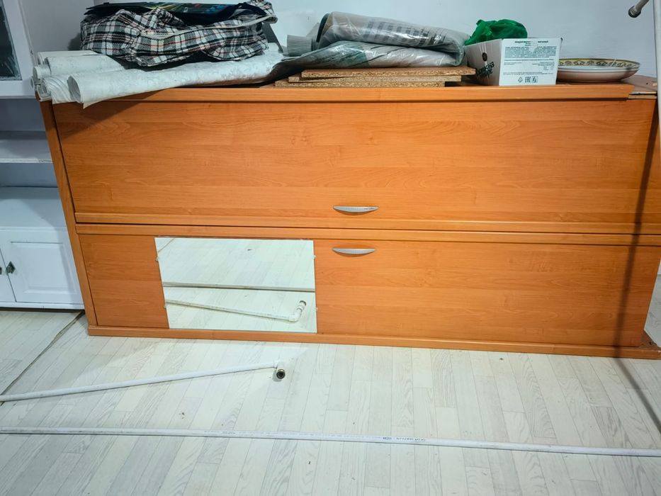 Шкаф сатылады, біреуі үлкен киім жинайтын, білетін.  Тағы екеуі бар.