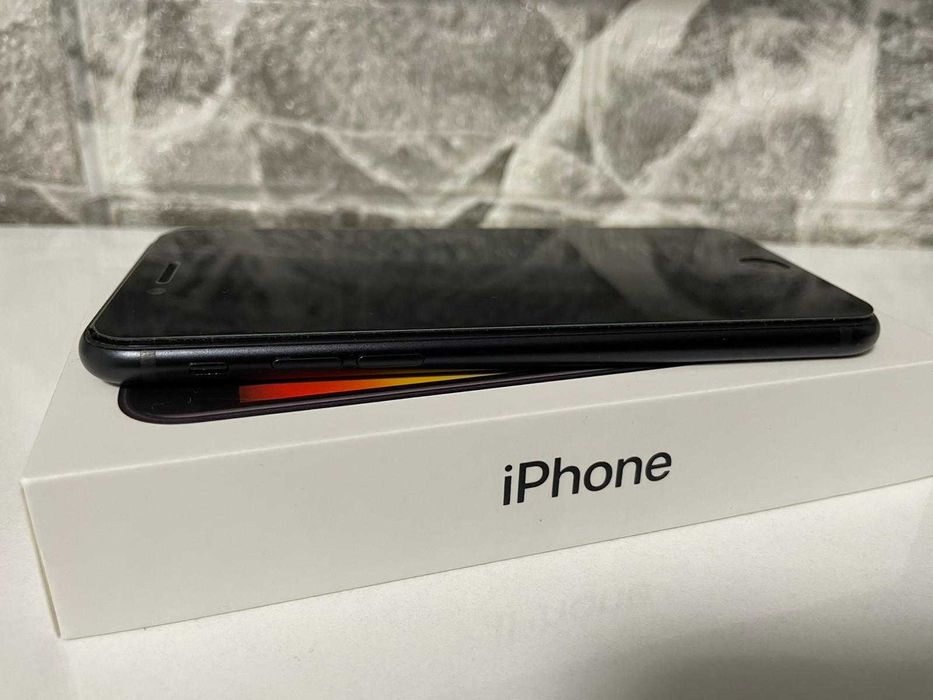 КАТО НОВ!!! Iphone SE  2022  128GB  Със AirPods Pro 2nd Generation