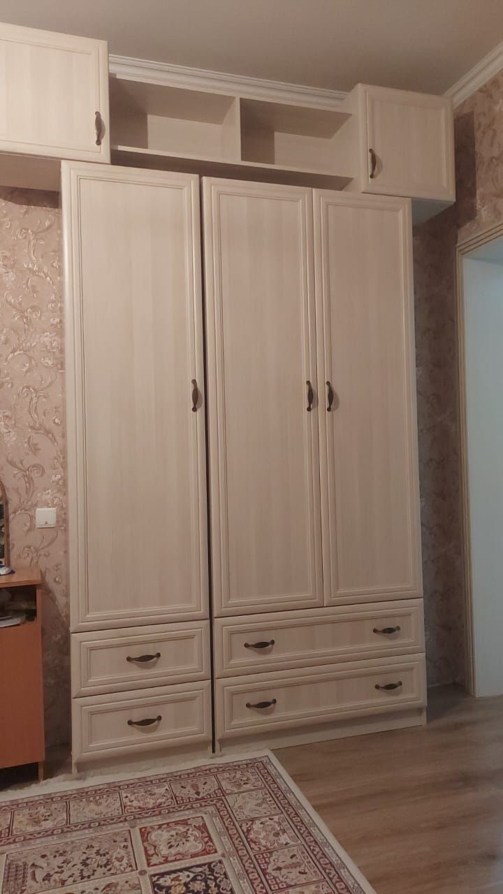 Шкаф почти новый, в отличном состояний
