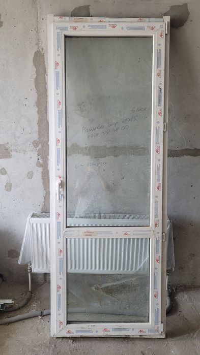 Пластиковая дверь новая