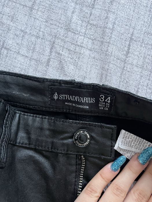 Pantaloni de piele mulati