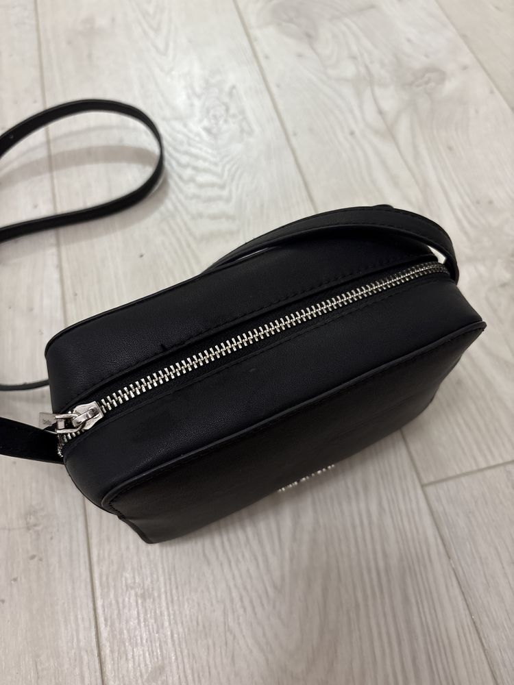 малка чанта на calvin klein