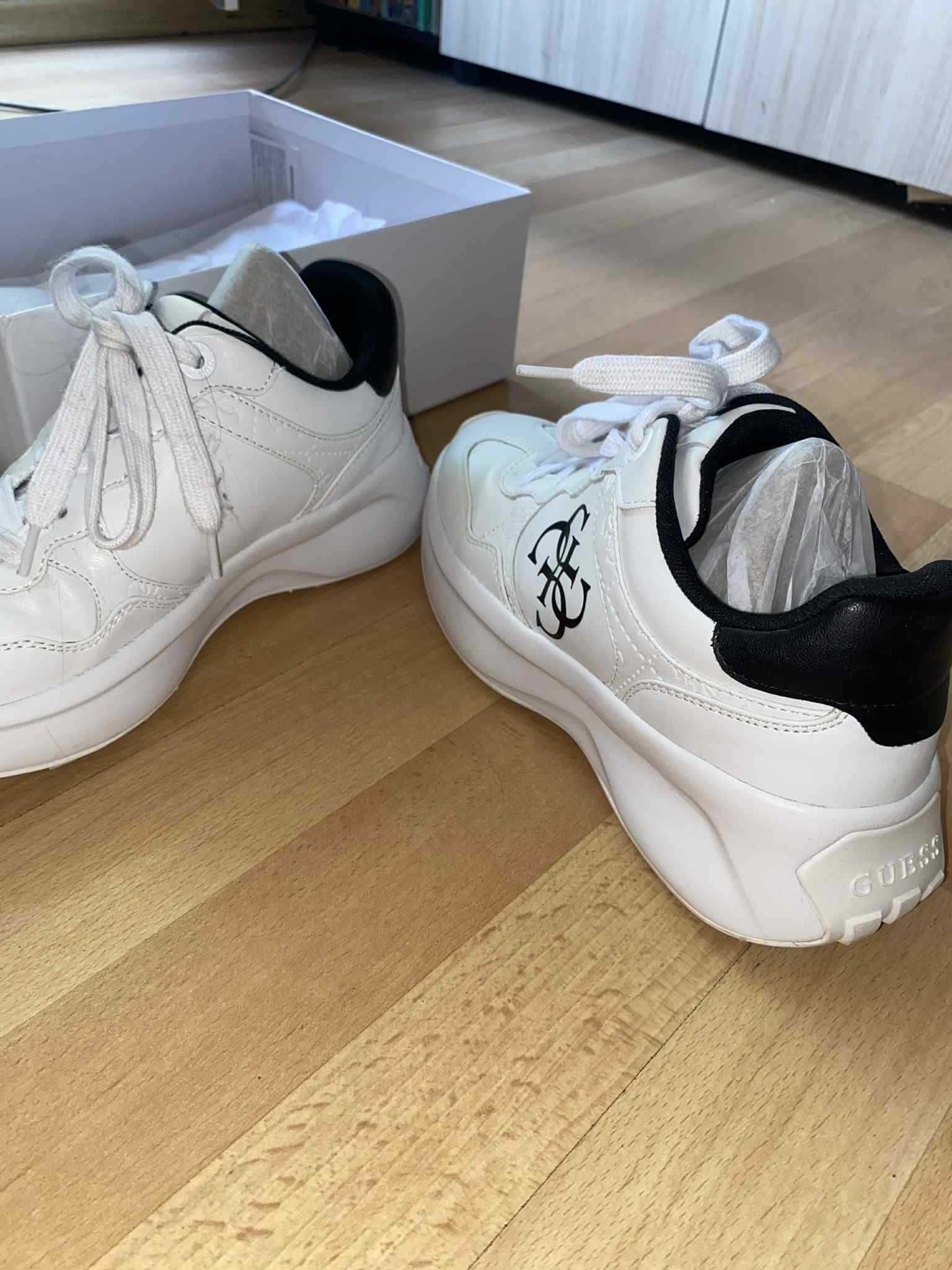 GUESS Ниски маратонки 'Luckei' в Бяло