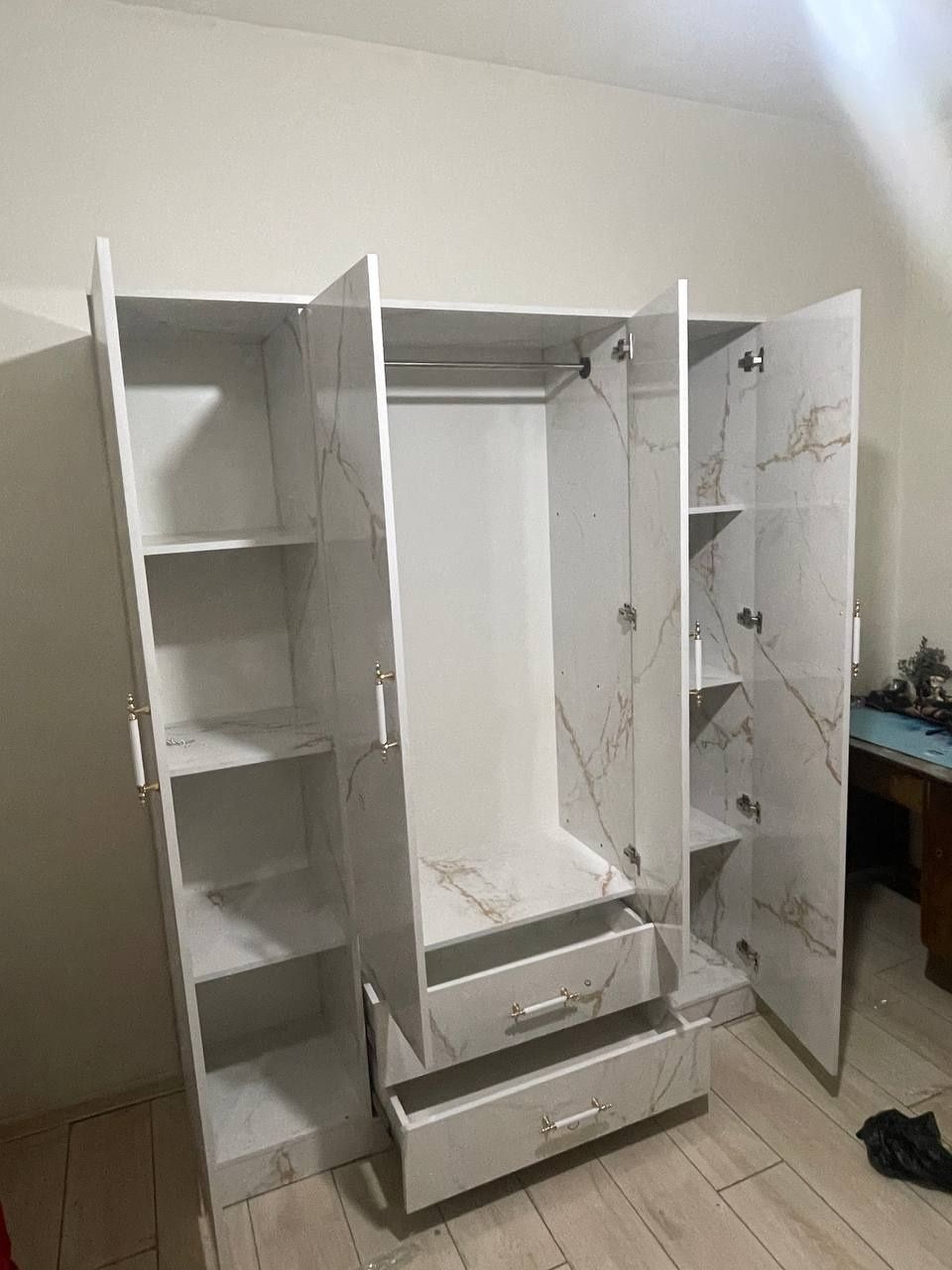 Shkaf sotiladi dastafka ustanovka bepul buladi