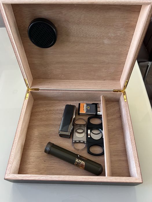 Чисто нов дървен Хумидор