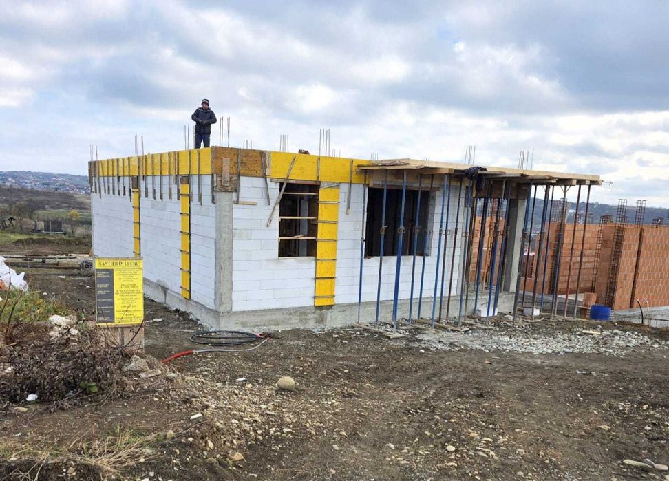 Vand Casa Colinelor 210 mp2 la gri (semifinisat) cu teren 350 mp2