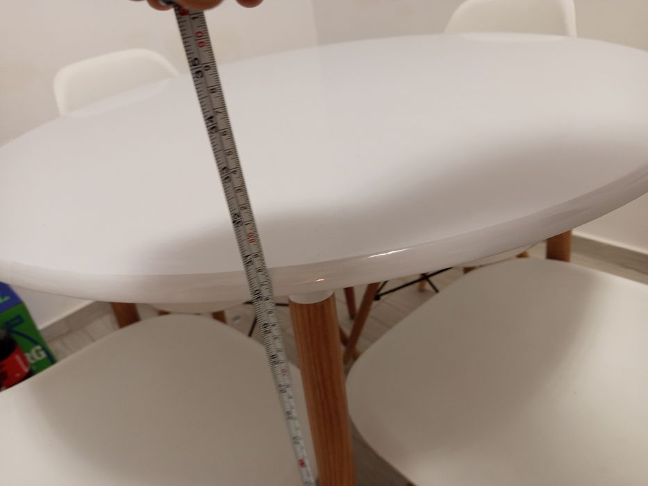 Masă rotundă alba de bucătărie și 4 scaune albe stare buna
