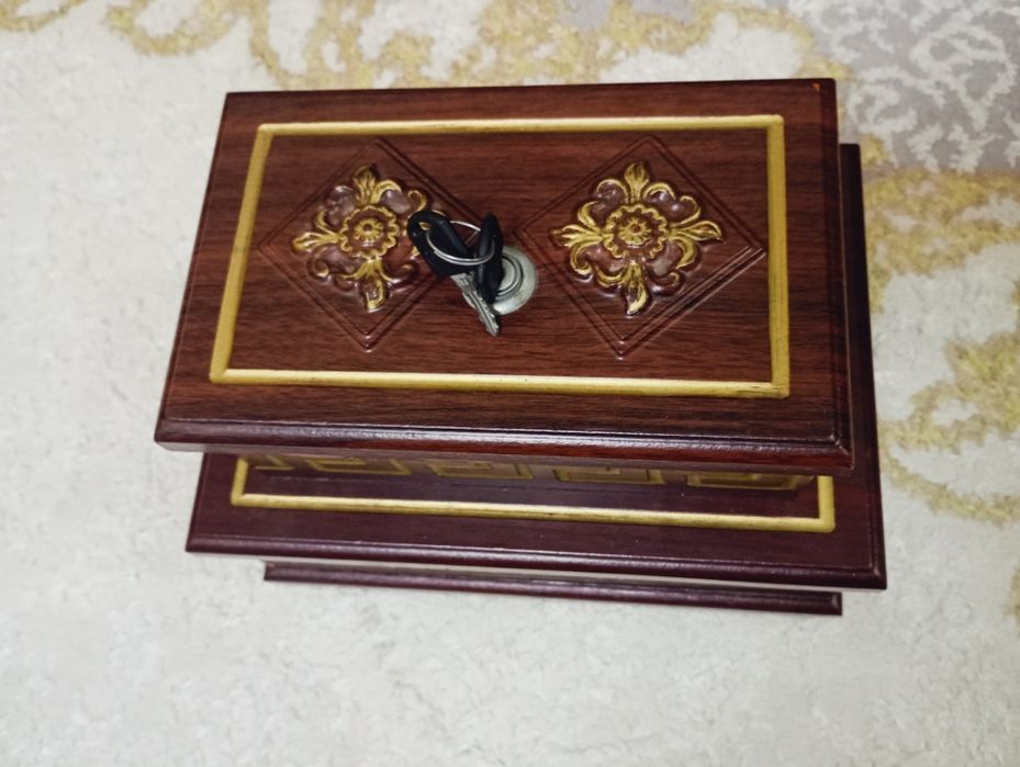 Деревянная двухъярусная шкатулка