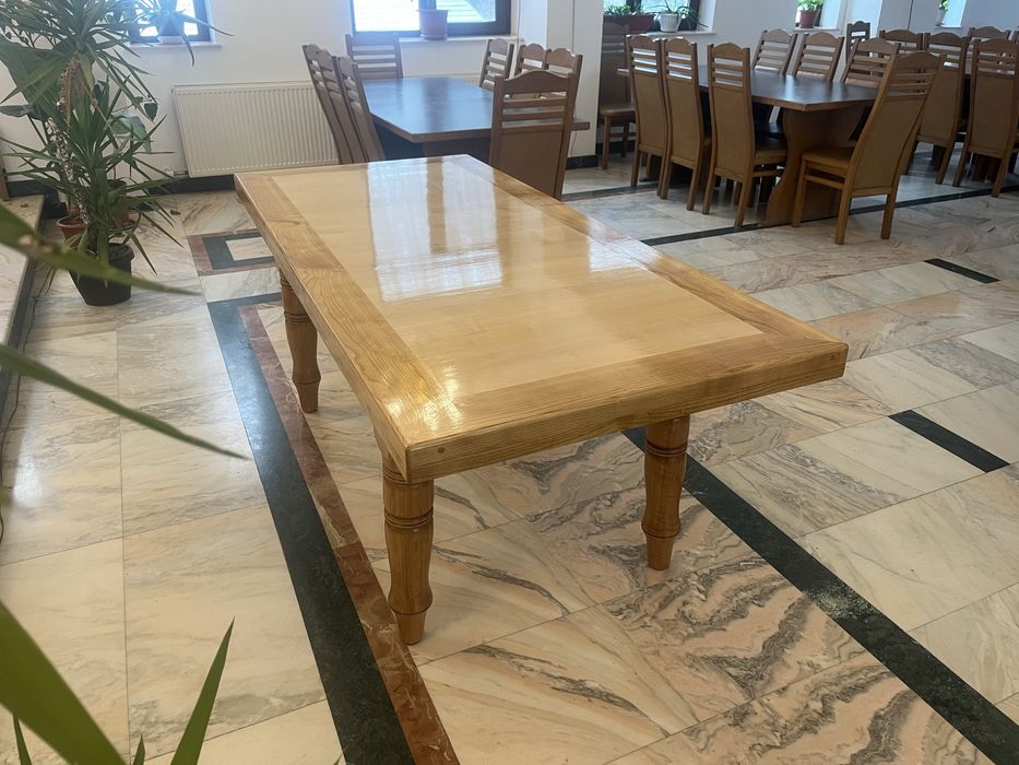 Masă de lemn masiv (foioase)