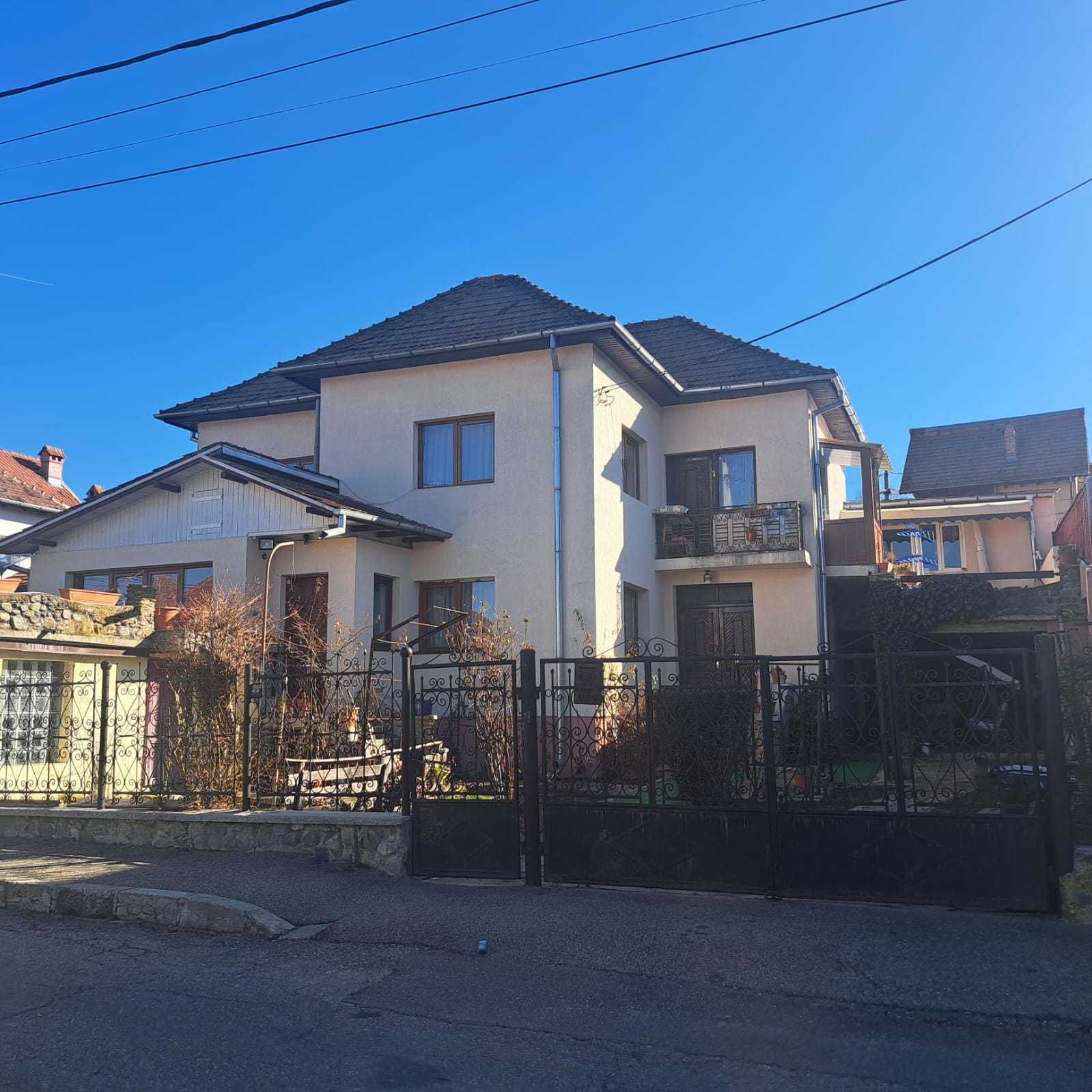 Casă de vânzare în Câmpulung Argeș