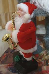 Дядо Коледа, свирещ на саксофон