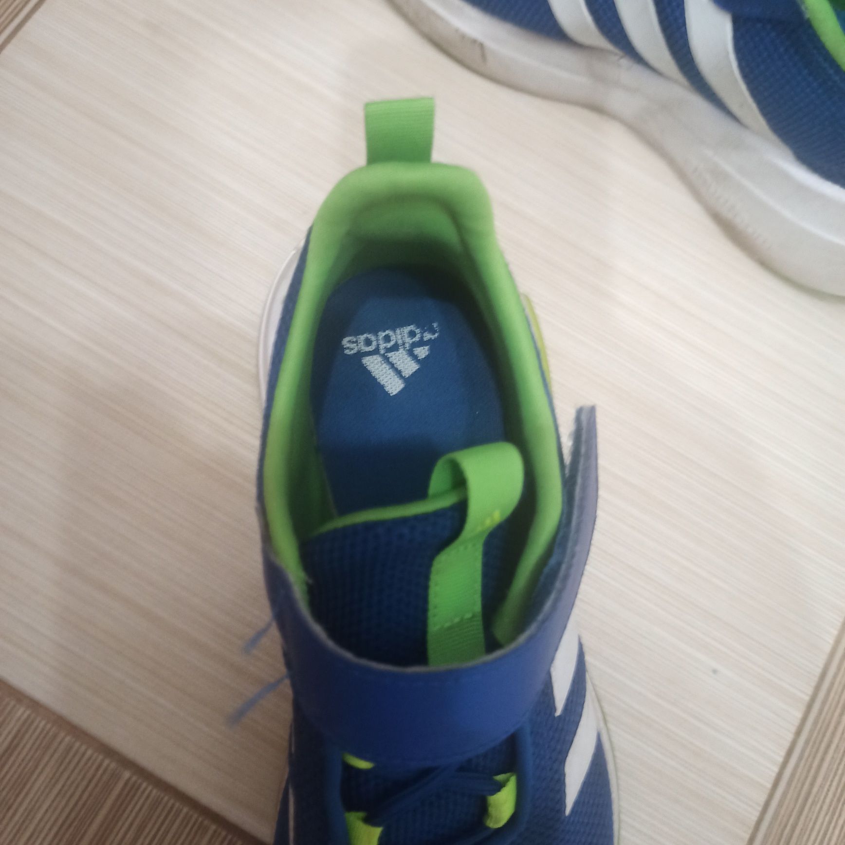 Оригинални маратонки Adidas.