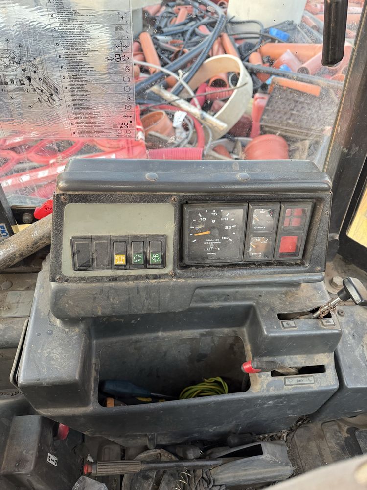 Buldoexcavator Komatsu