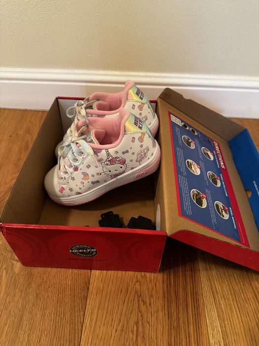 Adidasi noi Hello Kitty cu role