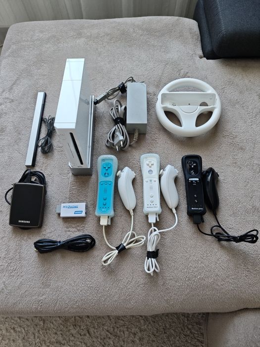 NITENDO WII modat cu peste 200 de jocuri  + 3 controllere + accesorii