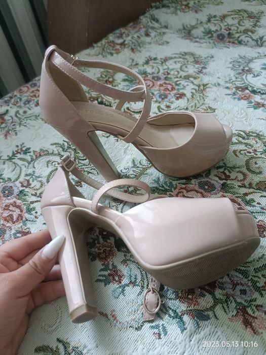 Продам босоножки