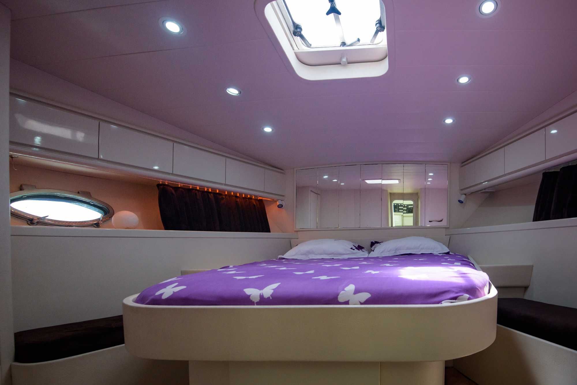 Yacht Pershing 52, 16m lungime, 3 dormitoare, 3 bai