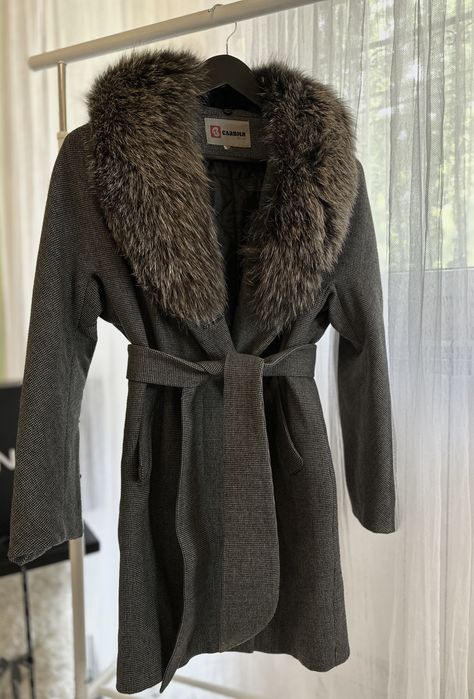 Елегантно палто с подвижна пухена яка