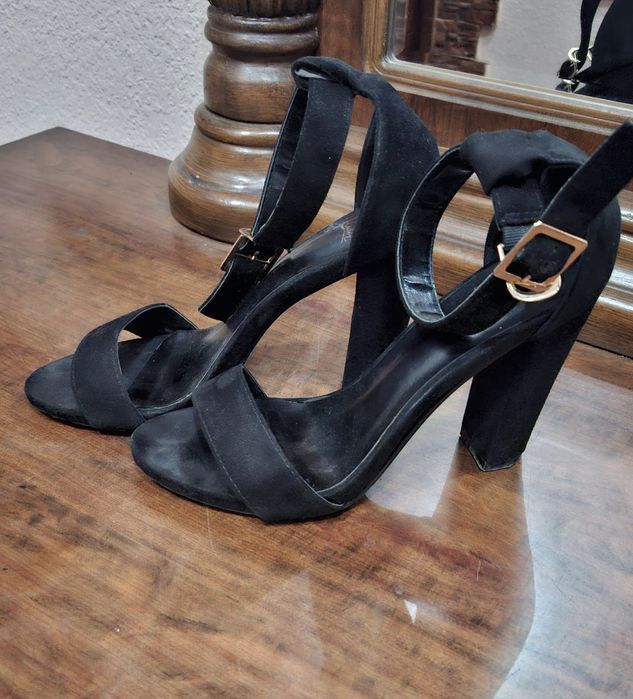 Босоножки чёрные, бархатные.40 размера