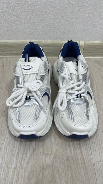 Кроссовки женские