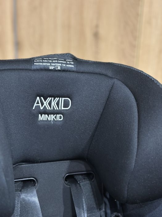 AXKID Minikid2 столче за кола