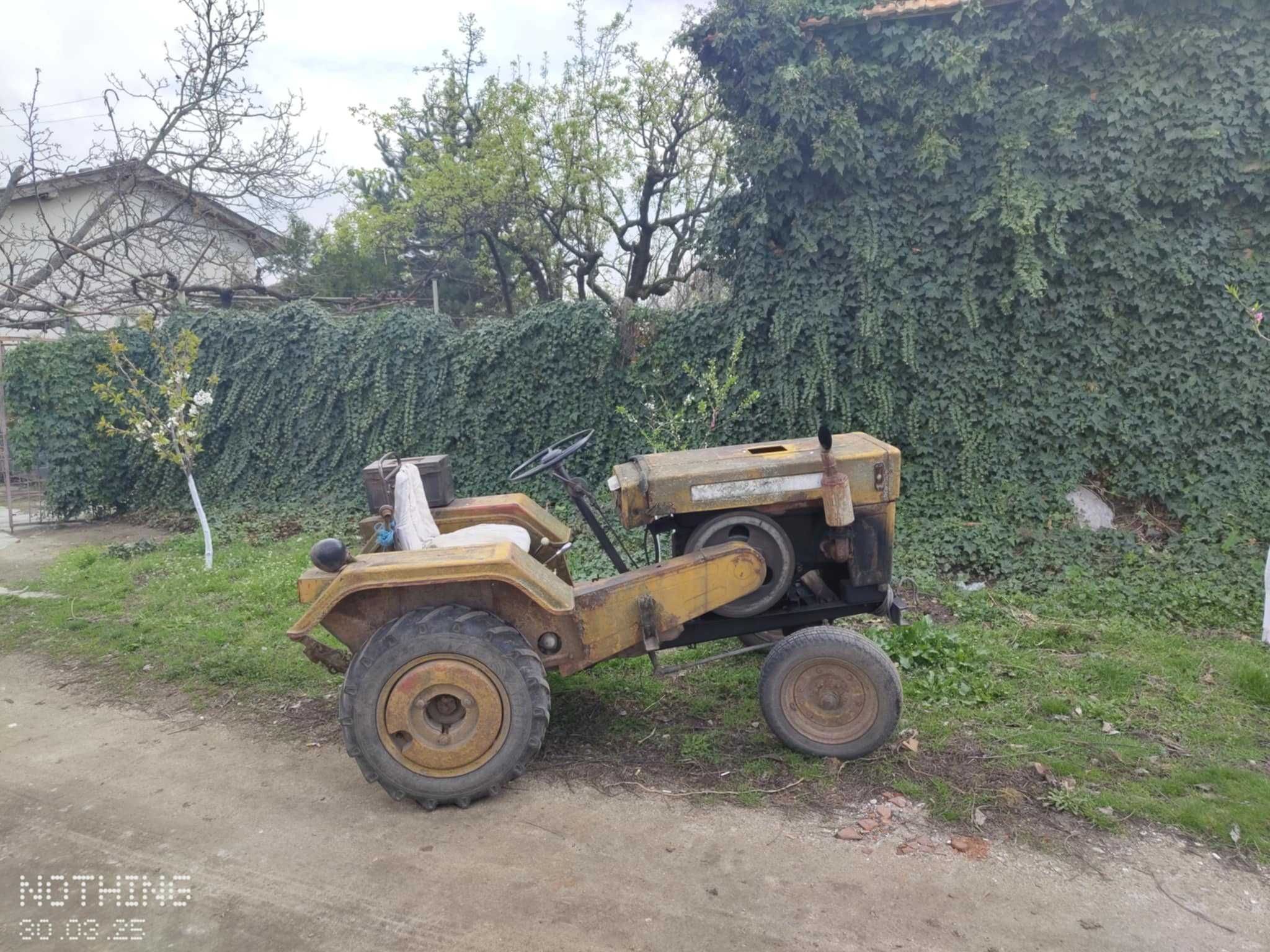 Трактор с каруца, култиватор, плуг и брана.
