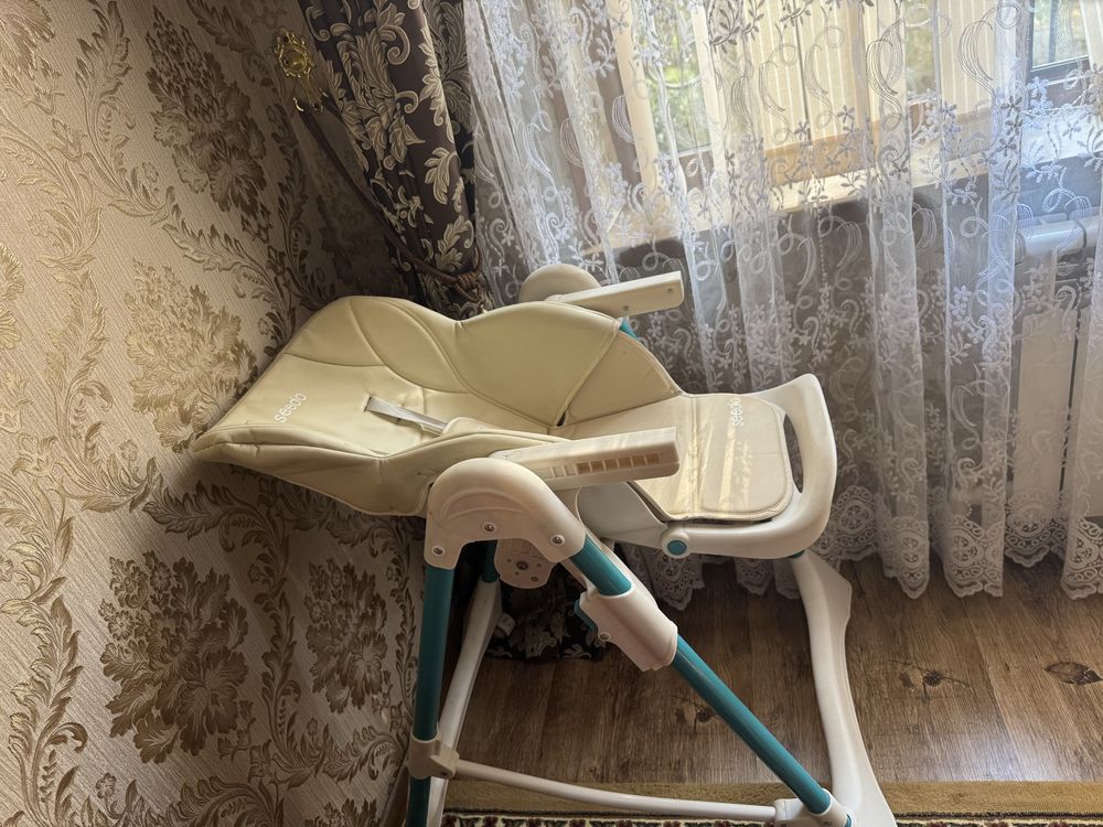 Продается стульчик дл кормлениЯ и автокресло