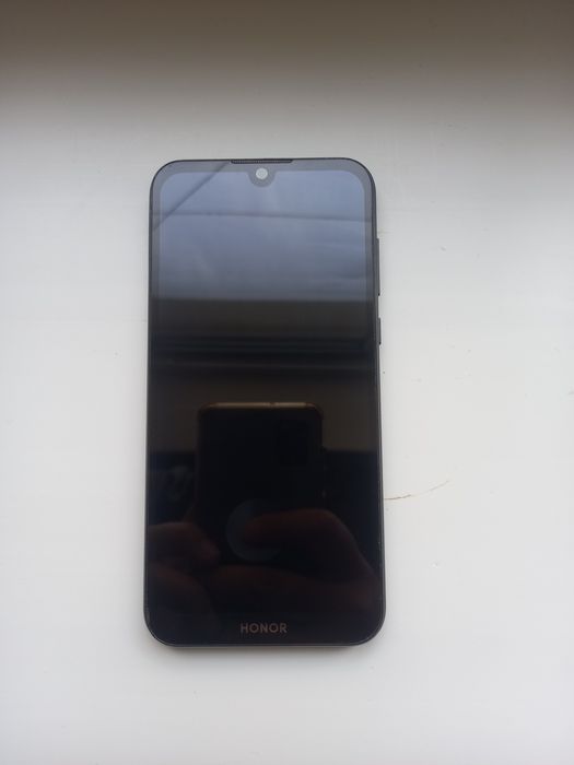 Honor 8s qora rangda