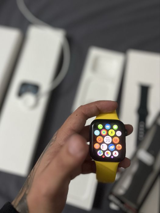 Apple Watch SE (2nd Gen) 44mm – Midnight Aluminum + 3 каишки + кутия