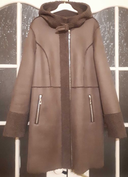 Продам стильную дубленку  светло-коричневую с капюшоном на молнии