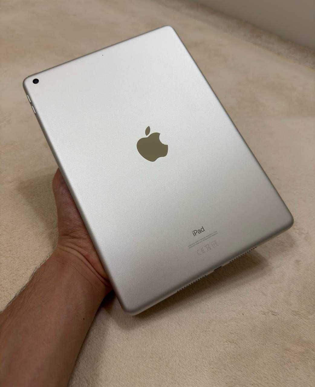 iPad 8 128GB WiFi Silver + Logitech Klaviatura Chexol + Steklo