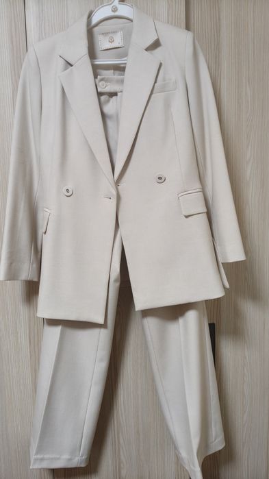 Бежевый костюм с брюками женский